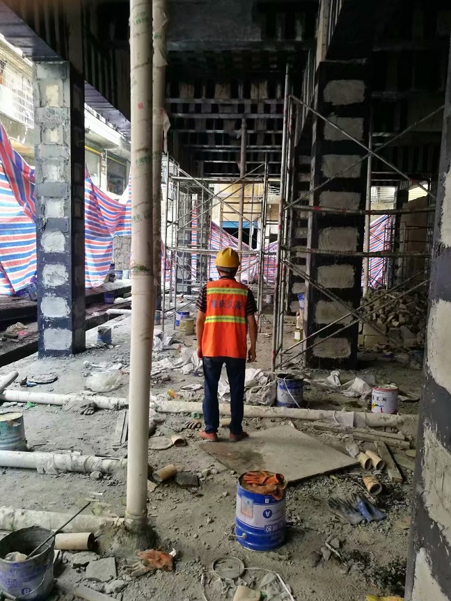 框架柱外包钢，梁粘钢、板粘碳纤维